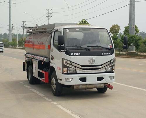 專威牌HTW5075GYYEC6型運(yùn)油車(chē)